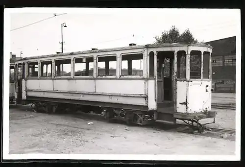 Fotografie P. Boehm, Ansicht Duisburg, Strassenbahn - Triebwagen Nr. 52 als Ersatzteilspender im Depot