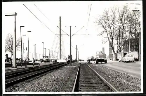 Fotografie P. Boehm, Ansicht Düsseldorf, Baustelle mit Strassenbahn-Trasse auf der Oberkasseler Brücke