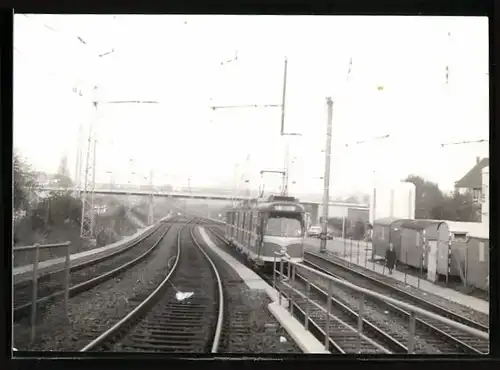 Fotografie P. Boehm, Ansicht Duisburg, Strassenbahn - Triebwagen an der Abzweigung Huckingen