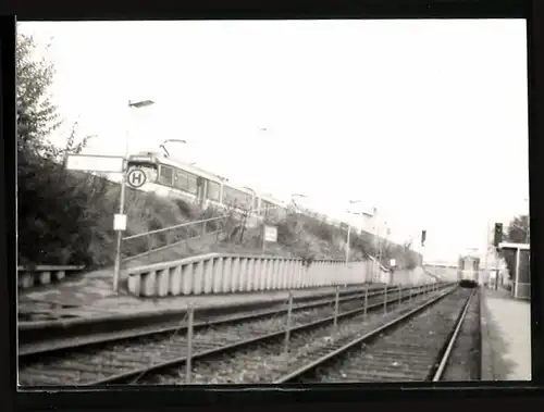 Fotografie P. Boehm, Ansicht Duisburg, Strassenbahn - Triebwagen am Bahnhof Huckingen