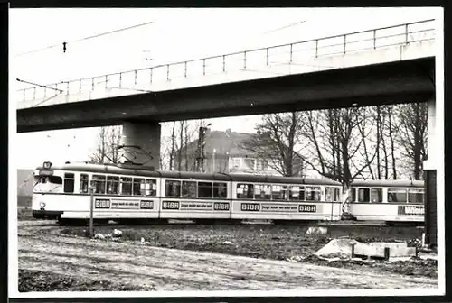 Fotografie P. Boehm, Ansicht Duisburg, Strassenbahn - Triebwagen der Linie 9 in der Endschlefe Huckingen