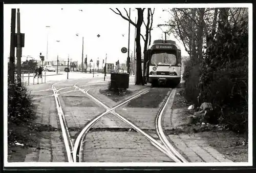 Fotografie P. Boehm, Ansicht Duisburg, Strassenbahn - Triebwagen 3104 in der Einfahrt zur Schleife Hauptbahnhof
