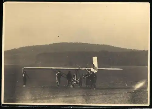 Fotografie Segelflug, Segelflugzeug C.E.B. wird zum Startpunkt geschoben