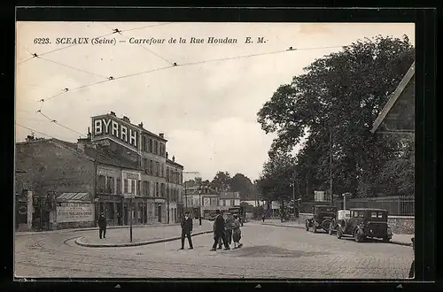 AK Sceaux, la carrefour de la rue Houdan, des automobiles stationnées, une grande publicité pour Byrrh
