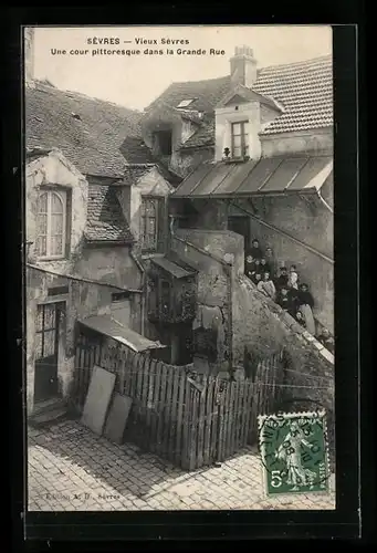 AK Sèvres, Une cour pittoresque dans la Grande Rue