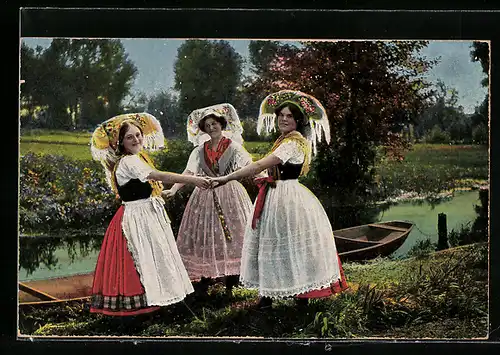 AK Im Spreewald, Fräuleins in Tracht