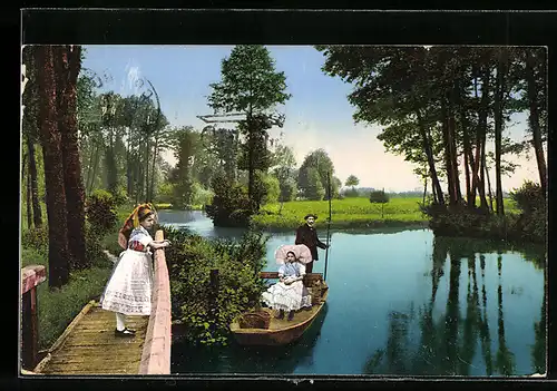 AK Spreewälder in Tracht am Bootssteg