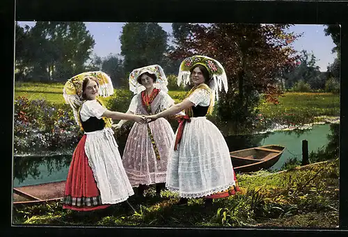 AK Spreewälderinnen in Tracht in idyllischer Landschaft am Wasser
