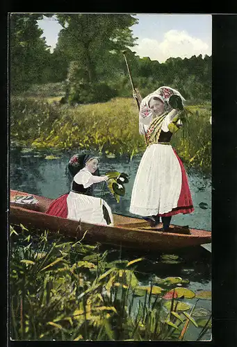 AK Spreewälderinnen beim Pflücken von Seerosenblättern, Tracht Spreewald