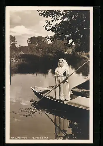 AK Dame in Spreewälder Tracht auf einem Kahn