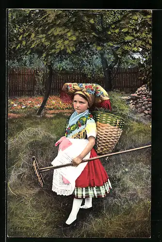 AK Mädchen in Spreewälder Tracht mit Rechen