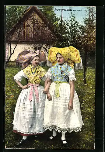 AK Frauen in Spreewälder Tracht vor einem Haus