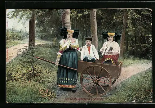 AK Tracht Schaumburg-Lippe, Mutter in Schaumburger Landestracht mit ihren beiden Kindern auf dem Karren