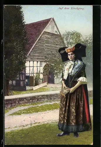 AK Junge Frau in Tracht Schaumburg-Lippe auf dem Kirchgang