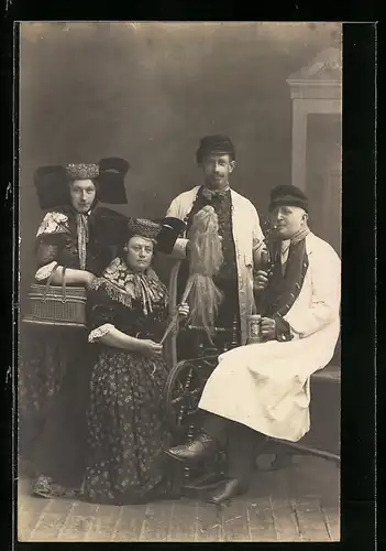 AK Zwei Damen und zwei Herren in der Tracht Schaumburg-Lippe
