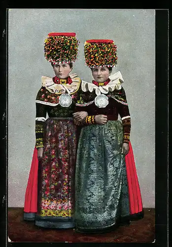 AK Tracht Schaumburg-Lippe, zwei junge Frauen in prachtvollen Trachten