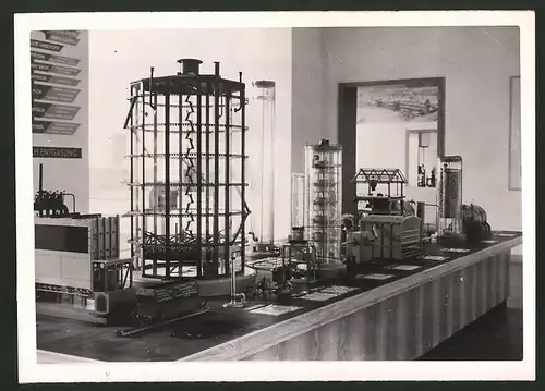 Fotografie Ansicht München, Miniatur-Gaswerk aus Glas im Deutschen Museum