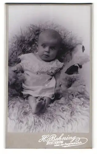 Fotografie H. Behning, Buxtehude, Portrait niedliches Kleinkind im weissen Kleidchen