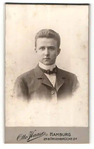 Fotografie Otto Haase, Hamburg, Portrait stattlicher Herr im Anzug