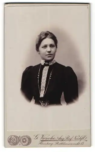 Fotografie G. Vierecke, Hamburg, Portrait bezaubernde Frau im bestickten Kleid