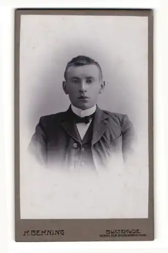 Fotografie H. Behning, Buxtehude, Portrait junger Mann mit Fliege im Anzug