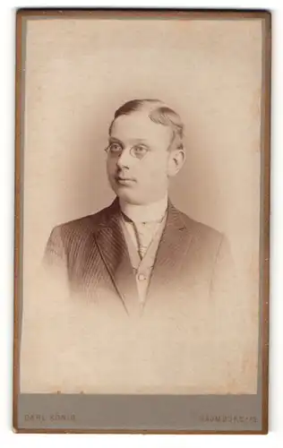 Fotografie Carl König, Naumburg, Portrait dunkelhaariger Mann mit Brille