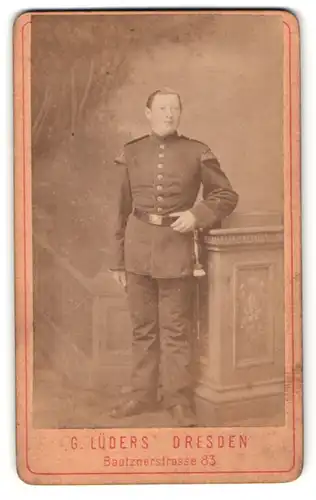 Fotografie G. Lüders, Dresden, Portrait Soldat in interessanter Uniform