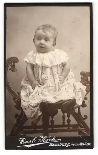 Fotografie Carl Koch, Hamburg, Portrait niedliches Kleinkind im weissen Kleidchen