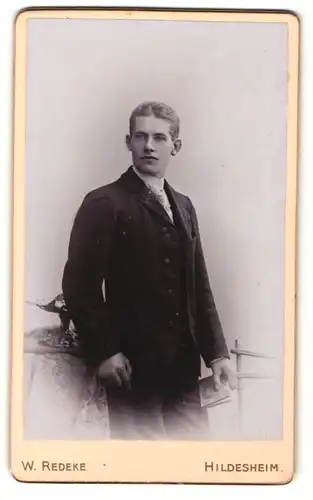 Fotografie W. Redeke, Hildesheim, Portrait junger Mann im Anzug