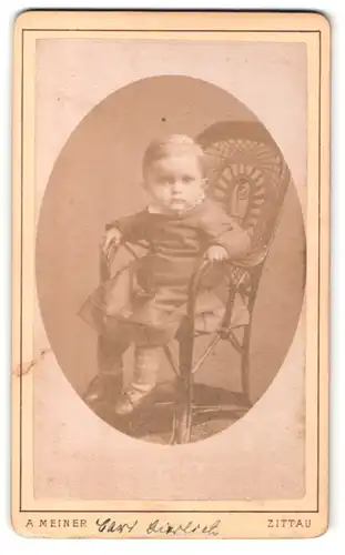 Fotografie A. Meiner, Zittau, Portrait niedliches Kleinkind im schwarzen Kleidchen