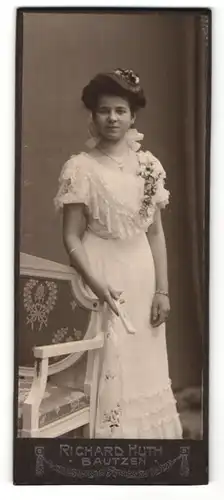 Fotografie Richard Huth, Bautzen, Portrait bezaubernde Frau im weissen Kleid