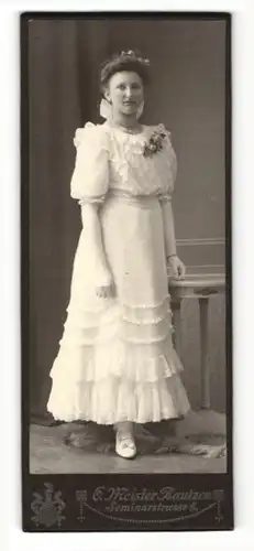 Fotografie G. Meister, Bautzen, Portrait eleganter Dame im weissen Kleid