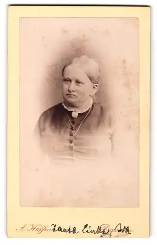 Fotografie A. Hoffmann, Dresden, Portrait ältere Frau mit Brosche am Kragen