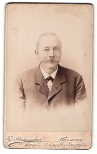 Fotografie C. Pagendorf, Hannover, Portrait älterer Herr im Anzug mit Fliege und Schnauzbart