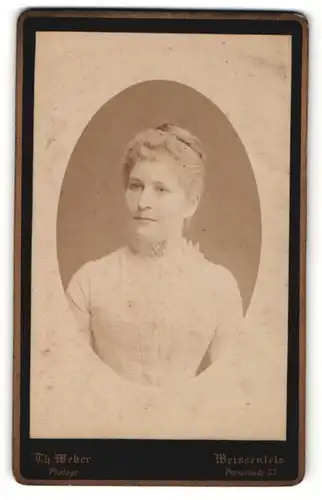 Fotografie Th. Weber, Weissenfels, Portrait hübsche Dame mit Hochsteckfrisur und Kragenbrosche