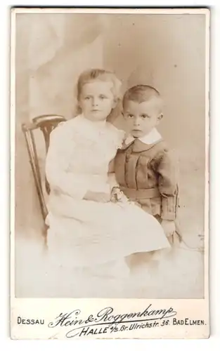 Fotografie Hein & Roggenkamp, Dessau, Portrait Kinderpaar in zeitgenössischer Kleidung