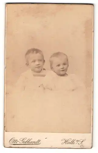 Fotografie Otto Gebhardt, Halle a / S., Portrait kleiner Junge im Matrosenanzug mit Mädchen