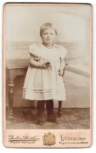Fotografie Julius Rathje, Lüneburg, Portrait kleines Mädchen im hübschen Kleid mit Halskette