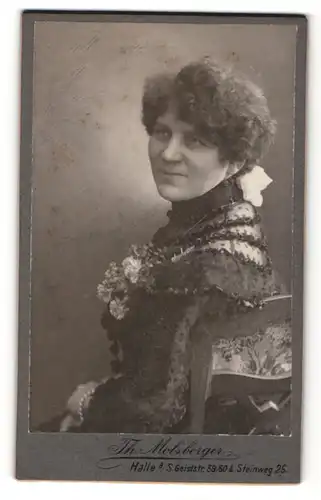 Fotografie Th. Molsberger, Halle a / S., Portrait sitzende Dame im hübschen Kleid mit Ansteckblumen