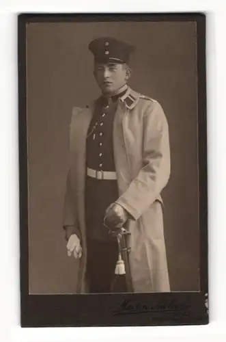 Fotografie Martin Nielsen, Itzehoe, Soldat mit Mantel stehend