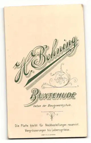 Fotografie H. Behning, Buxtehude, Kind auf Fell