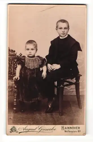 Fotografie August Giesecke, Hannover, Junge sitzend mit Mädchen sitzend