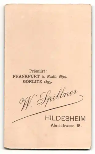 Fotografie W. Spillner, Hildesheim, Junge stehend mit Handschuhen und Buch in der Hand