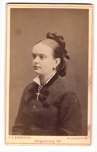 Fotografie F. H. Bödeker, Hildesheim, Frau mit Zopf