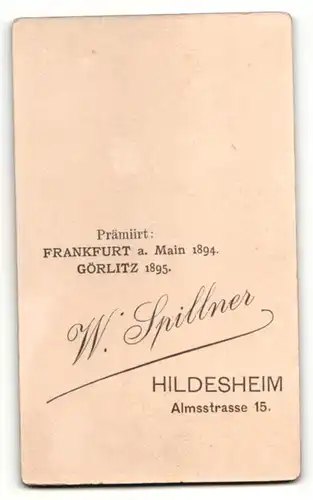 Fotografie W. Spillner, Hildesheim, Junge stehend mit Handschuhen und Buch in der Hand