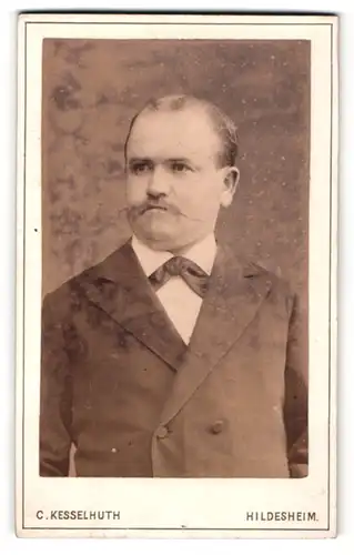 Fotografie C. Kesselhuth, Hildesheim, Portrait stattlicher Herr mit Schnurrbart