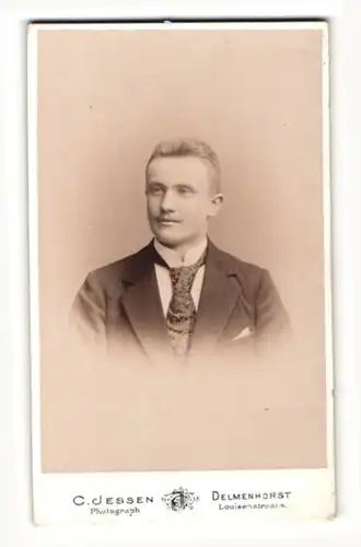 Fotografie C. Jessen, Delmenhorst, Portrait blonder Herr mit Krawatte im Anzug