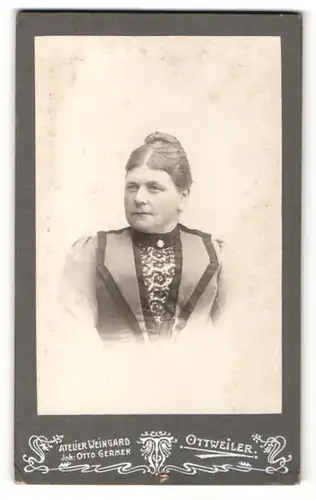 Fotografie Atelier Weingard, Ottweiler, Portrait hübsche Frau mit Brosche am Kragen