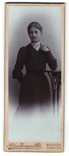 Fotografie Atelier Samson & Co., Bremen, Portrait edle Dame im schwarzen Kleid