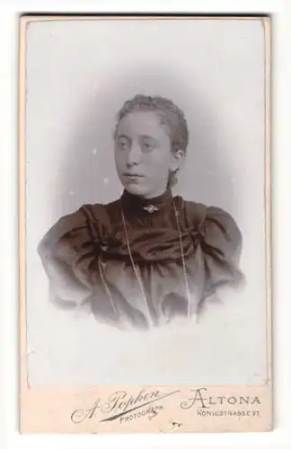 Fotografie A. Popken, Hamburg-Altona, Portrait gut gekleidete Dame mit Brosche am Kragen